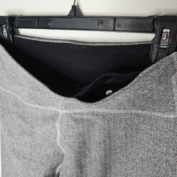 Like New Lululemon Women's Gray/Textered Activewear Leggings Size 6 - Picture 7 of 7